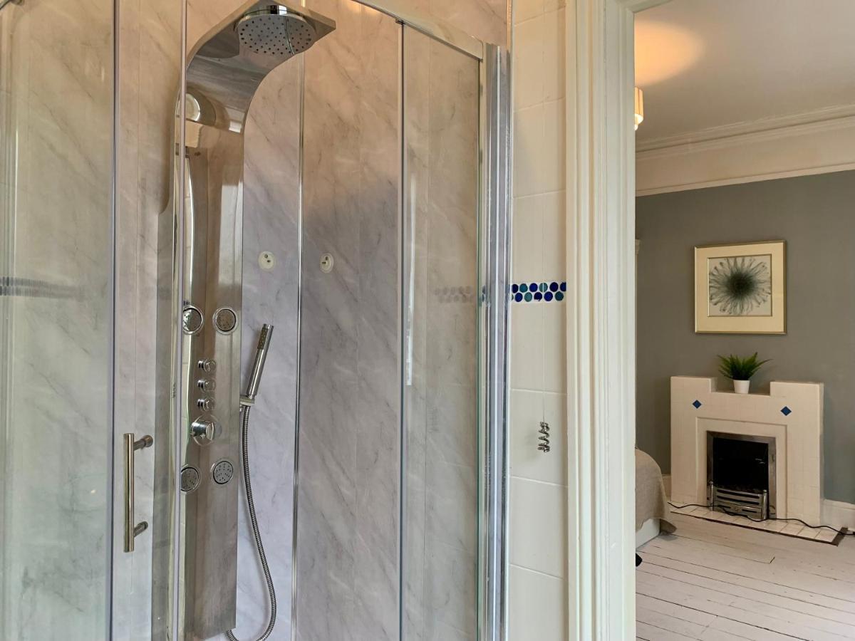 Willenhall Somerford Place - 6 Beds - Sleeps 12 - Parks 2-3 Cars/Vans מראה חיצוני תמונה