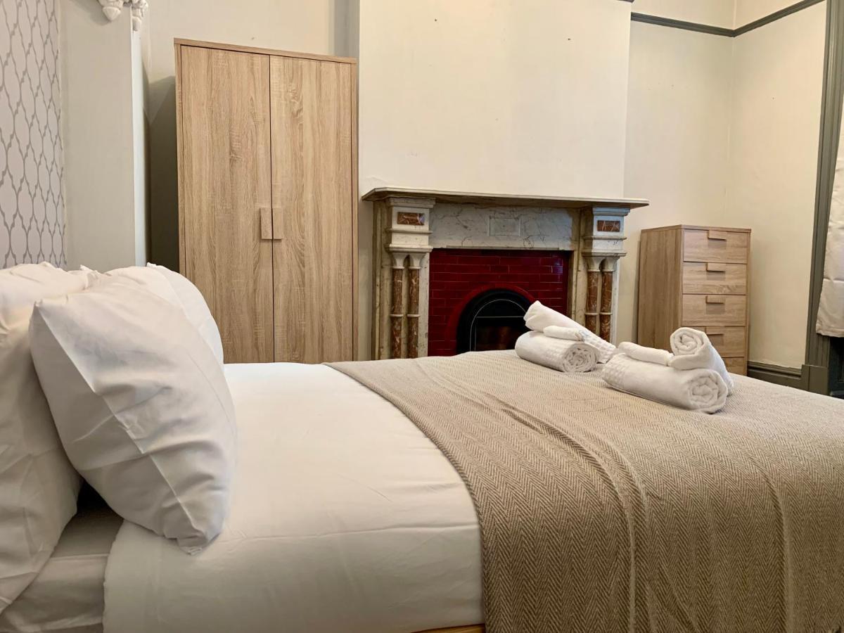 Willenhall Somerford Place - 6 Beds - Sleeps 12 - Parks 2-3 Cars/Vans מראה חיצוני תמונה