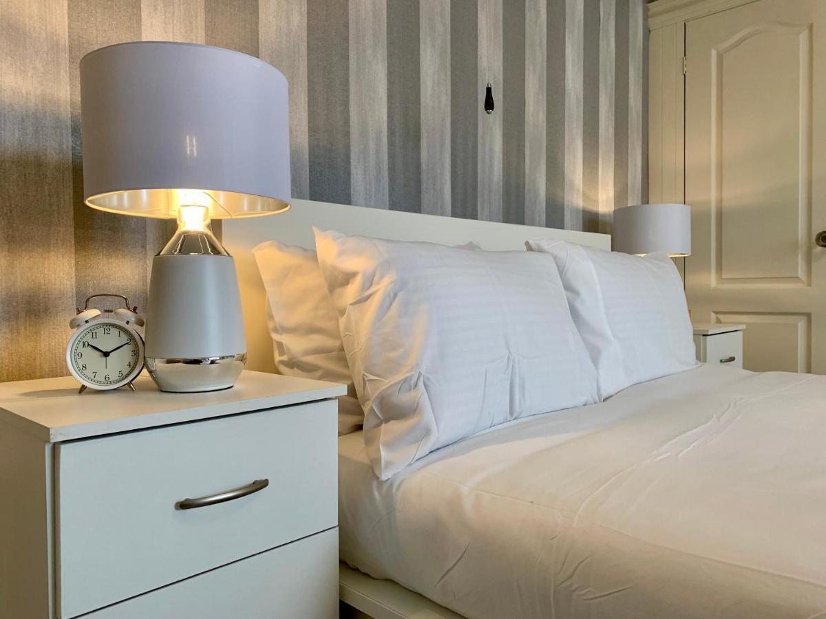 Willenhall Somerford Place - 6 Beds - Sleeps 12 - Parks 2-3 Cars/Vans מראה חיצוני תמונה