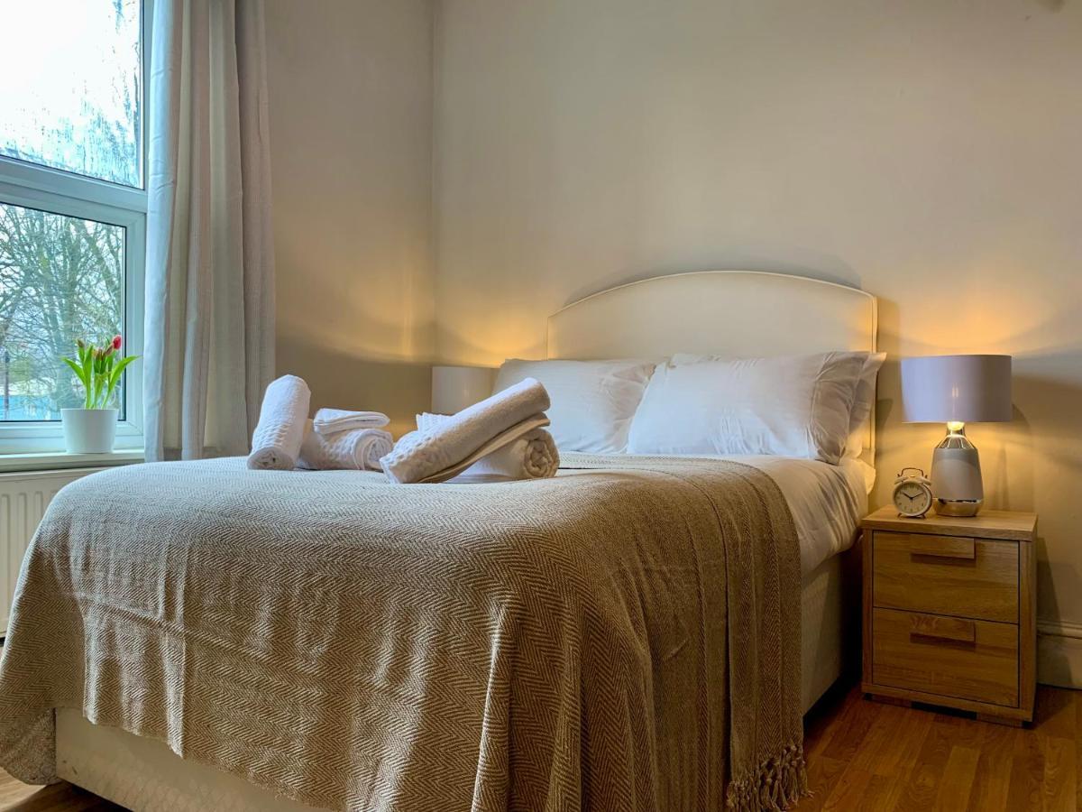 Willenhall Somerford Place - 6 Beds - Sleeps 12 - Parks 2-3 Cars/Vans מראה חיצוני תמונה