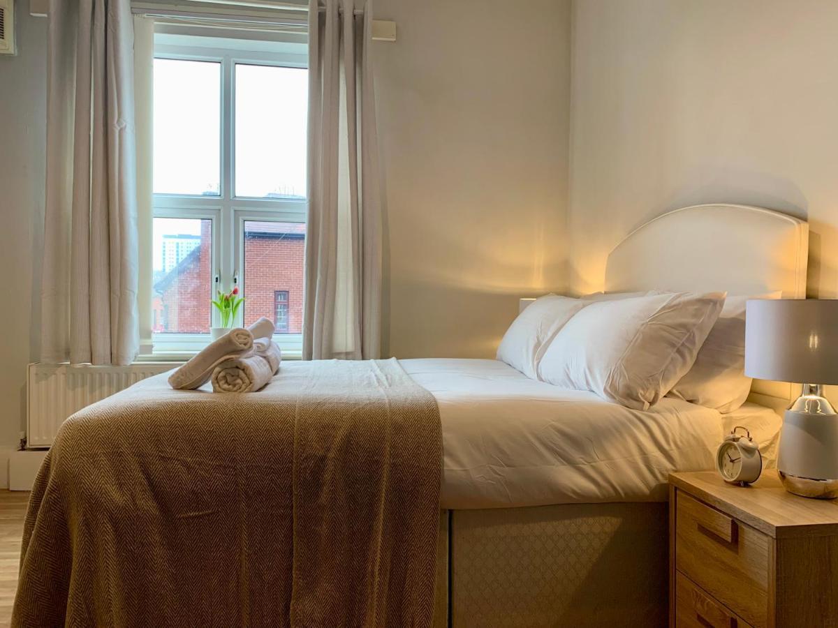 Willenhall Somerford Place - 6 Beds - Sleeps 12 - Parks 2-3 Cars/Vans מראה חיצוני תמונה